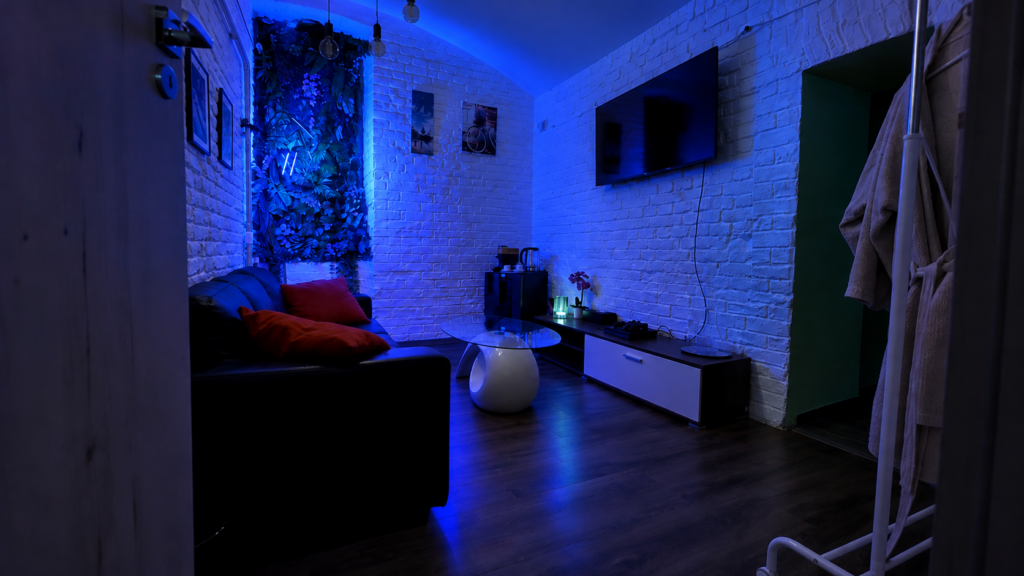 Modře nasvícený útulný lounge kout