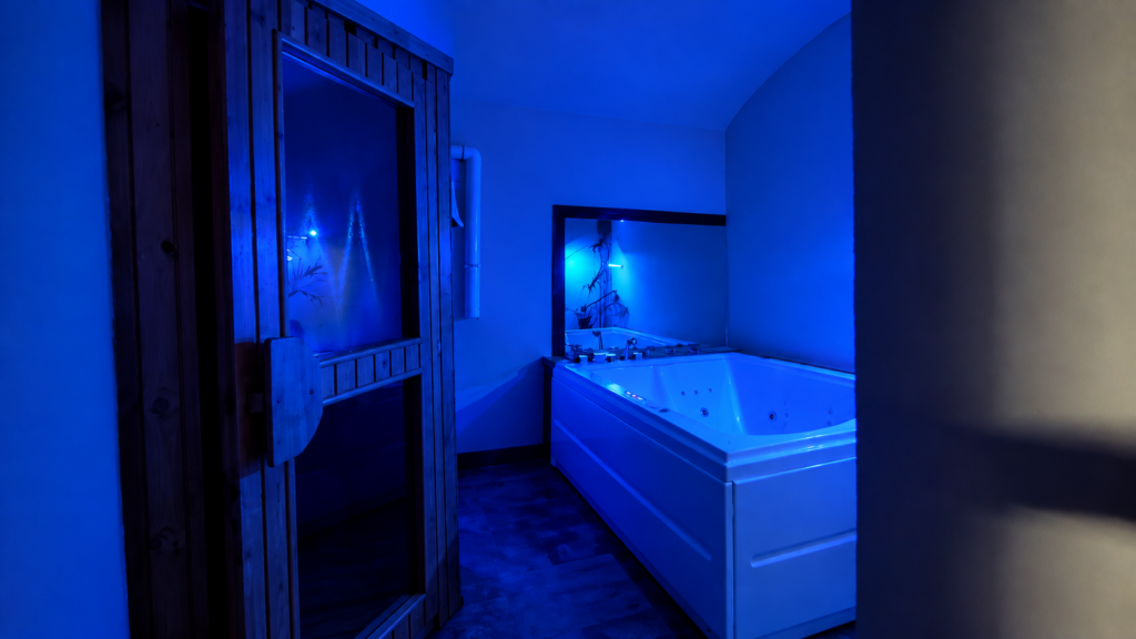 Modré wellness se saunou a vířivkou