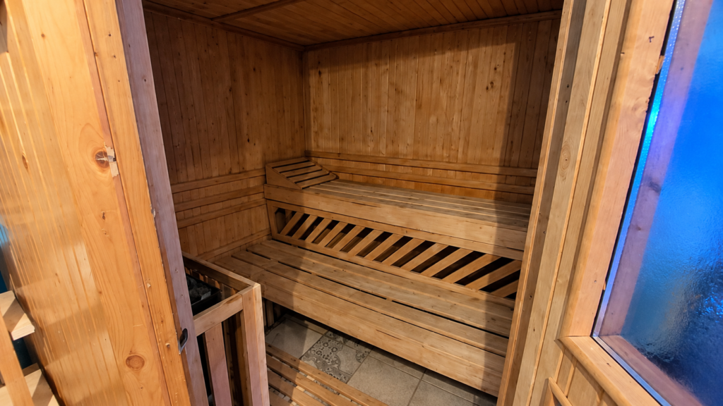Útulná dřevěná sauna s lavicemi